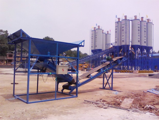 中鐵二十一局黔張常客專洗石機工作現(xiàn)場